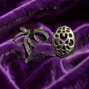 Elegant Silver Tone Women's Brooch